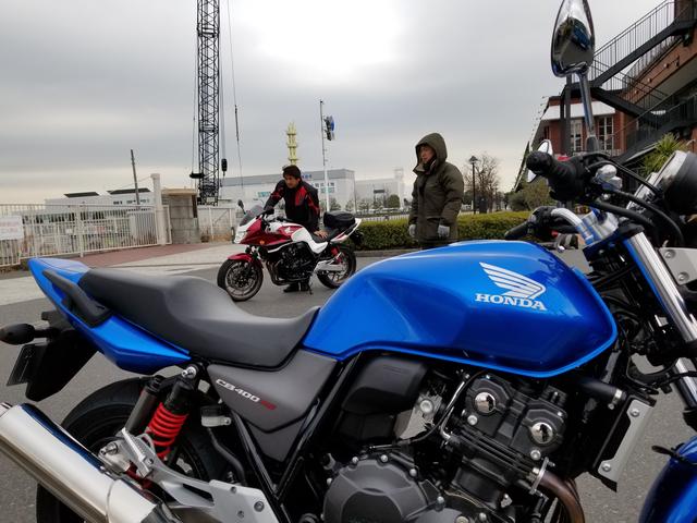 画像: 。。。CB400SFの上になんか写ってる(笑) 雪ん子?!まだ雪降ってないよ… 答えは………下。