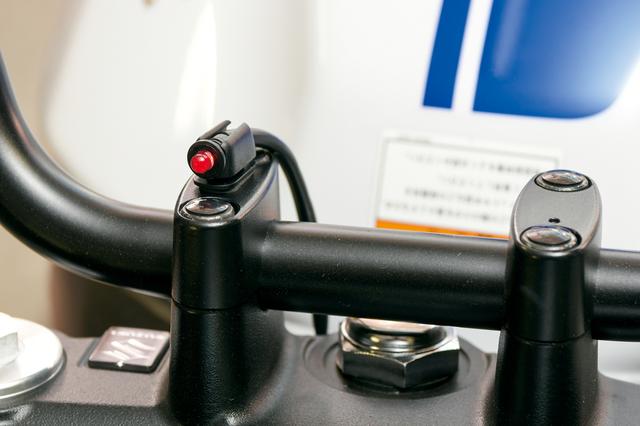 画像: LED警告灯はシステムが警戒中の間、3秒間隔で点滅する。視覚的な抑止力を高めるため、ハンドル回りなどの目立つ場所に装着するといい。