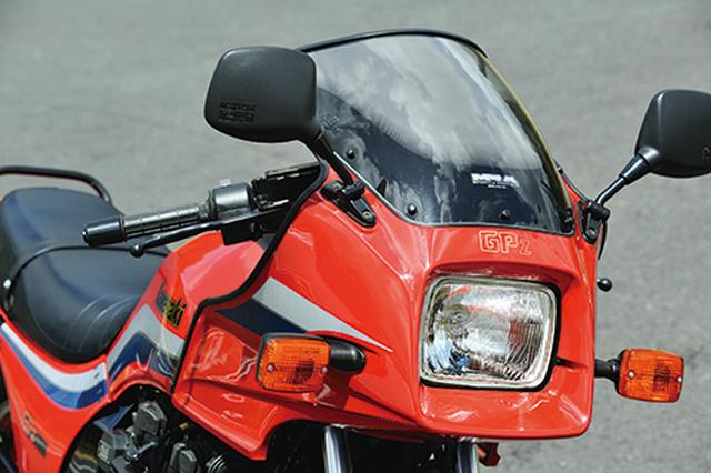 画像: シャープなハーフカウルは、Z750ターボやGPZ900Rなどにもデザインが踏襲された。