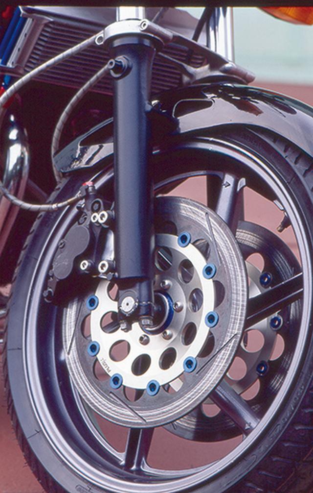 画像: フロントホイールはRC30用、フォークはCB900F用で、ブレーキはNSR用を巧みに流用。