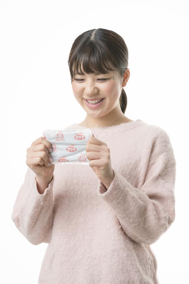 画像: 見た目やサイズは普通のカイロですが、表面には「マグマ」のロゴが並んでいます。