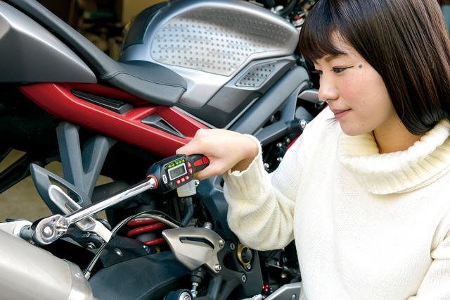 画像: 設定トルクの80%で緑のLEDランプが点灯し、設定値に近付くと点灯数が増えていく。同時にブザーも鳴るので、モニターを見ずに作業できる。