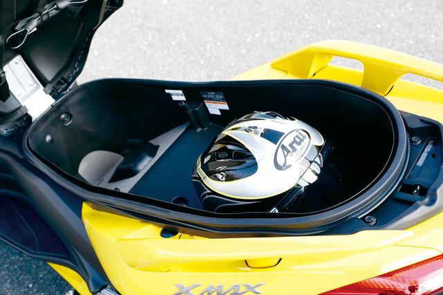 画像: シート下のトランクは容量約45L、ヘルメット2個を収納することが可能。滑らかに開閉できるダンパーや、夜間に便利なLED照明も装備。