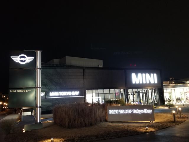 画像: 夜のBMW GROUP Tokyo bay。なんかカッコイイ!! 場所もお台場なので青海駅や船の科学館駅から近いです。
