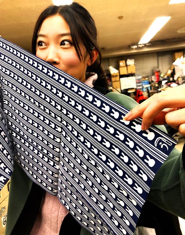 画像: 好評の『ウサ絞り手ぬぐい』。本格的な手染めの日本手ぬぐいです。角にある「鎌」と「う」のマークの意味わかる? 「かまわぬ」ならぬ「かまう」と読むんだとか。女性にも人気のアイテムです。