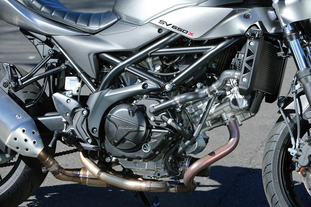 画像: 初代SV650から熟成を重ねた水冷Vツイン。独特の鼓動感とスムーズなフィーリング、そして力強さが魅力。発進時に回転を上げるローRPMアシストも備える。