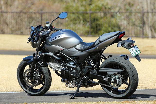 画像: 基本的なスタイルはスタンダードなSV650と大きく変わっているわけではないが、カウルやシート、そしてカラーリングを見直すことで大きくイメージが変わっている。