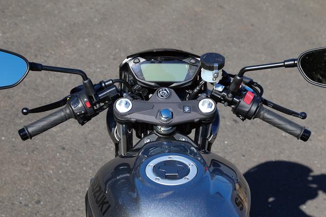 画像: SV650ではバーハンドルだったが、SV650Xはカフェレーサー的なスタイルに合わせてセパレートハンドルを装備。ポジションもやや前傾が強くレーシーな傾向。