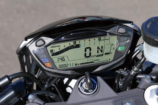 画像: フル液晶メーターは6段階の輝度調整が可能。速度計、回転計からオド/デュアルトリップ、ギアポジション、燃料計、各種燃費計など多彩な機能を装備。