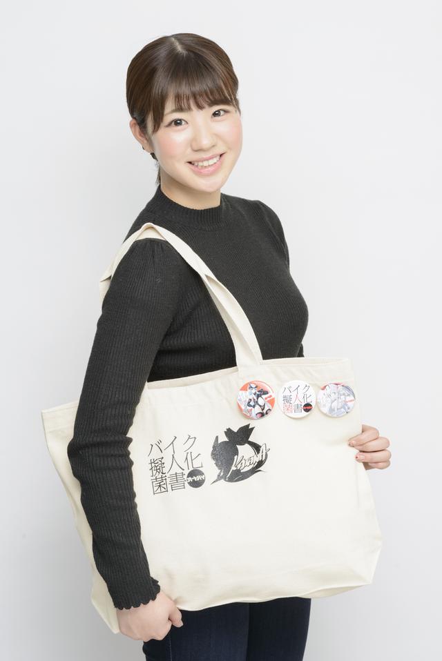 画像: トートバッグ:2500円、缶バッヂ:1000円(3個セット) モデル/梅本まどか