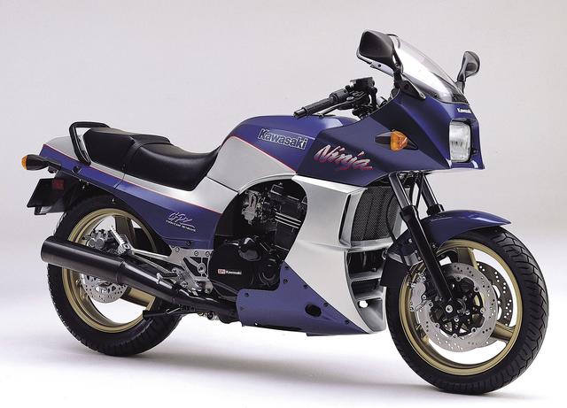 画像: メタリックポラリスブルー×ギャラクシーシルバー(日本仕様) 1992年モデルの「A9」は日本仕様のみで、初期型のカラーを復活さた。海外モデルは「A8」の継続となる。性能諸元に変更はない。