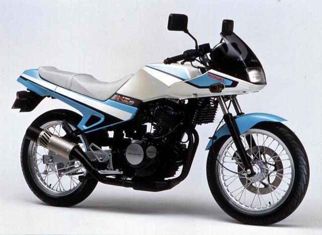 画像: ●エンジン形式:油冷4ストDOHC4バルブ単気筒●総排気量:249cc●最高出力:33PS/10000rpm●最大トルク:2.5kg-m/8500rpm●乾燥重量:120kg●タイヤサイズ(前・後):90/90-17・100/80-17■当時価格:39万9000円