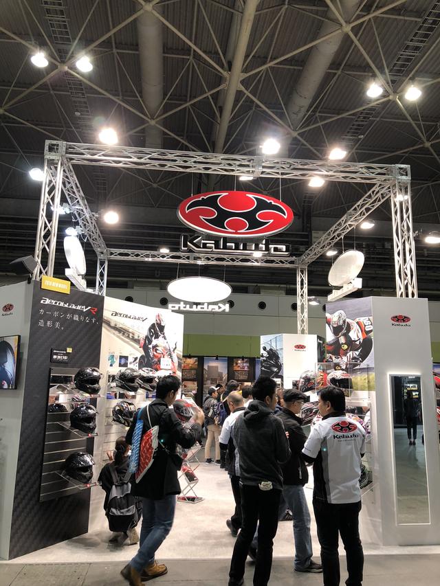 画像: 大阪モーターサイクルショー2018のカブトブース。今回レポートした梅本さんは、どこにいるでしょうか?