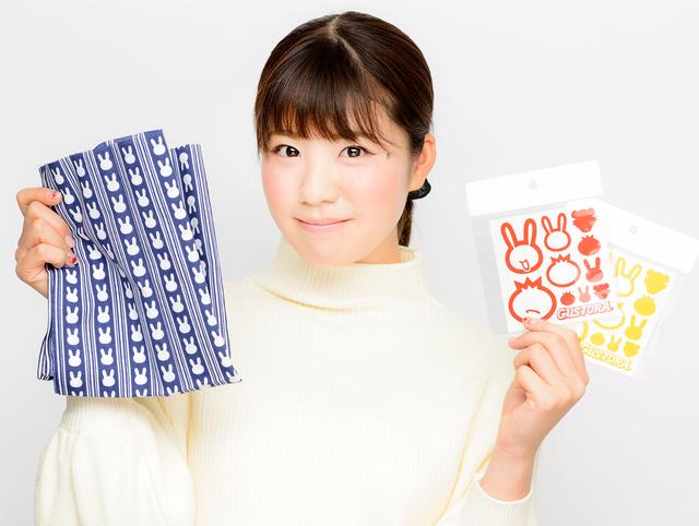 画像: 向かって左が『ウサ絞り手ぬぐい』。本格的な手染めの日本手ぬぐいです(イベント特価:1,500円)。 右が、『カス虎・オリジナルステッカーVer.4.0 TypeR』。3M製の反射素材(赤/黄/銀)で、曲面への貼りやすさ・耐候性とも抜群の素材です(イベント特価:1,200円)。