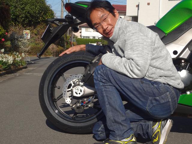 画像: 装着したロードスポーツ2はニンジャ1000の指定サイズ。空気圧も車両指定のフロント2.5キロ、リア2.9キロに設定した。エアバルブ先端に取り付けて内圧と内部温度をリアルタイムで見れる「エアモニ2」もタイヤテストの必需品だ。