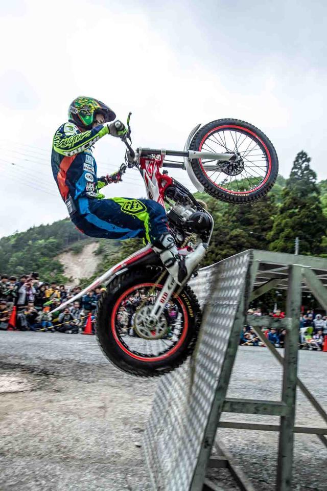 画像: トライアルバイクのデモンストレーション