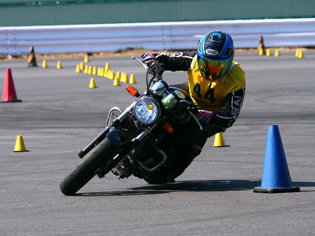 画像: NO級13位 岡田憲之選手&VTR250 1分44秒545
