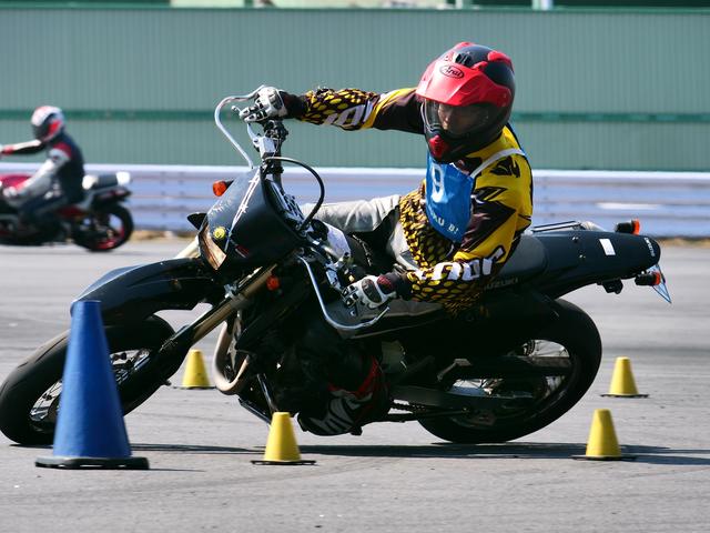 画像: B級1位 三崎雅也選手&DR-Z400SM 1分31秒973