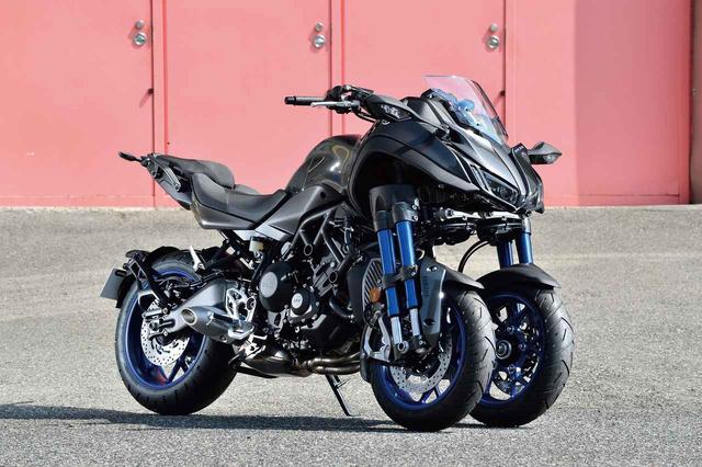 画像: YAMAHA NIKEN LMW機構を持つボリュームたっぷりのフロントまわりと対比するかのように、エンジンからシートそしてテールエンドにかけてはMT-09のようにスリム。スイングアームに両持ちでマウントするリアフェンダー&ナンバーホルダーもMT-09と似ている。