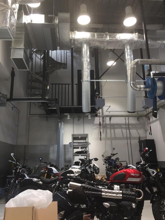 画像: 整備スペースもとっても お洒落。 終わるまで結局いてしまいました。