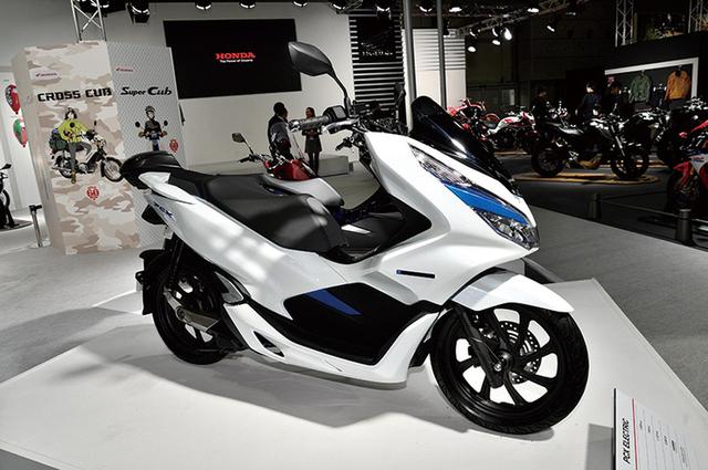 画像: HONDA PCX125/150 前後14インチのタイヤは前輪90/90→100/80に、後輪100/90→120/70にワイド化。ボディは有機的な曲面が多用され、光と影の表情豊かなコントラストを見せる。アイドリングストップを受け継いだeSPエンジンは吸排気系や駆動系を見直し、フリクションの低減によって優れた燃費性能はそのままに出力向上を実現。125のスロットルボディはボア径24㎜だったが、150と同じφ26㎜にしたのも見逃せない。