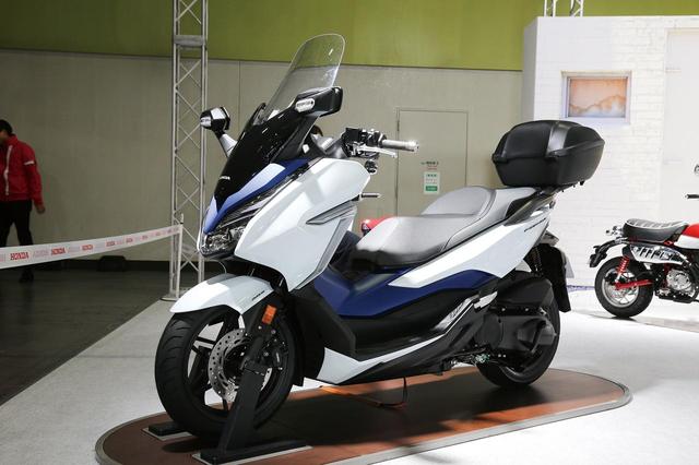 画像: HONDA FORZA 丸基調のボッテリとしていた旧型の表情を一新し、重厚感がありながらもエッジの効いたシャープで軽快なイメージのスタイルに刷新された新型。短く寝ていたウインドシールドやフロントカウルは姿勢を正すかのように起こされ、スポーティになった。