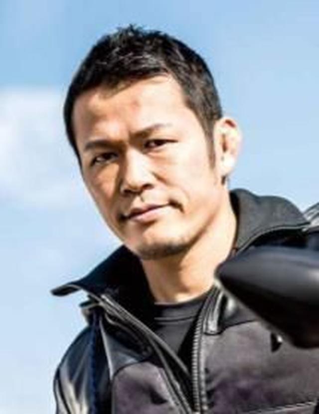 画像: モトジムカーナ 2018 大会プロデューサー 須藤元気 1978年、東京生まれ。拓殖大学大学院地方政治行政研究科修了。 元総合格闘家。 現在、拓殖大学レスリング部監督。2012年より世界学生レスリング日本代表監督を兼任。 2015年には日本オリンピック委員会 レスリング競技 強化スタッフに就任。2009年にパフォーマンスユニットWORLD ORDERを立ち上げるなど、アーチストとしての活躍の場も拡げている。
