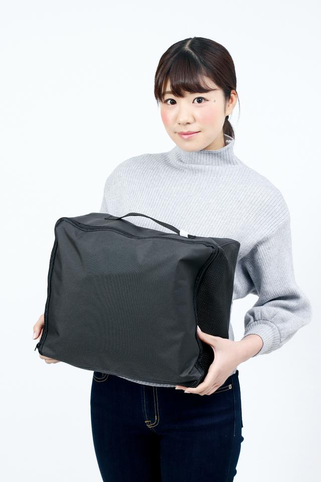 画像: 厚手の生地を使った二層構造なので畳んでもこのサイズ。使うたびに畳むことや持ち運ぶことは非現実的だから、外したカバーをどこに置くかを考えてから購入すること。