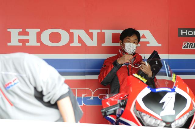画像: TeamHRCのもうひとつの注目は宇川徹の監督就任でしょう。宇川、久しぶりの表舞台ですね。花粉症がつらいので、このレースウィークで素顔の写真、撮れるでしょうか……。