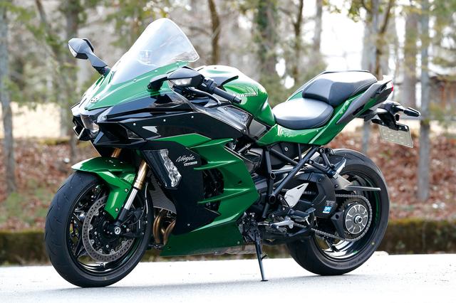 画像: 最高出力:200PS(ラムエア過給時 210PS))13000rpm 最大トルク:14.0kg-m/9500rpm 価格:237万6000円 発売予定:2018年3月1日 上級グレードのSEはグリーンとブラックの2トーン、装備を簡素化したSXはグレーのみというカラー構成となる。
