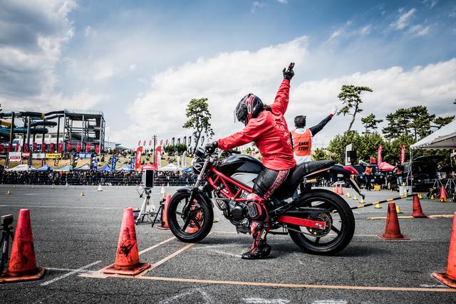 画像: Cクラス2位・本間選手&VTR250