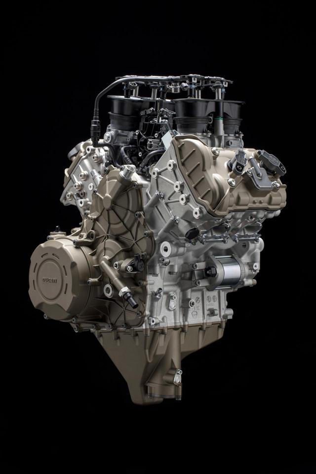 画像: MotoGPマシンと同じレイアウトのエンジンは単体重量64 . 9㎏で1285㏄の2気筒より僅かプラス2 . 2㎏に抑えられている。後傾42度で車体に搭載される。