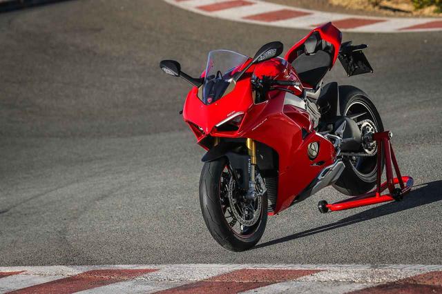 画像: Ducati Panigale V4/S 263万9000円/ 328万円 最高出力:214 PS/ 13000 rpm 最大トルク:12 . 6㎏ m/ 10000 rpm
