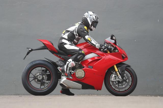 画像: シート高は830mmとスーパースポーツとしては標準的な高さだがタンク後部が絞り込まれシート幅も狭いので足つき性は良好。ハンドルとシートのスパンが短く、ステップ位置が高めなのでボリューミーなタンクを抱え込むようにマシンに密着できる。前側にセットされたスタンドは跨ったままだと出しにくい。 身長167cm/体重70kg