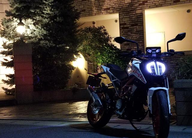画像: KTM 390DUKE シート高…830mm ちょっと高めなので心配になる人もいるかもしれませんが、車体自体は軽いのでつま先や片足でしっかり支えられれば何の問題もなく楽しめる1台です!