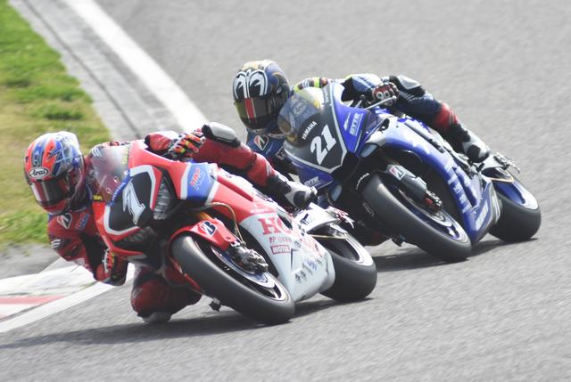 画像: 予選セッション中、タイム出しを終えた中須賀は、後方にいた高橋を前に出して背後をピタリとマーク 走りを見られると思った高橋は100%では走らなかったそう 予選からバチバチやってるんですねぇ
