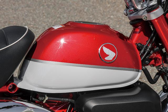 画像: ホンダウイングマークのエンブレムが誇らしげに貼られた燃料タンクは、曲面を活かしつつ台形でまとめたZ50AやJの70年代のシルエットだ。