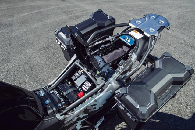 画像: 小物を収納できるトレイがシート下に配備され、さらにそれを開けると車載工具が姿を見せる。ETC車載器の取り付けには困らない。