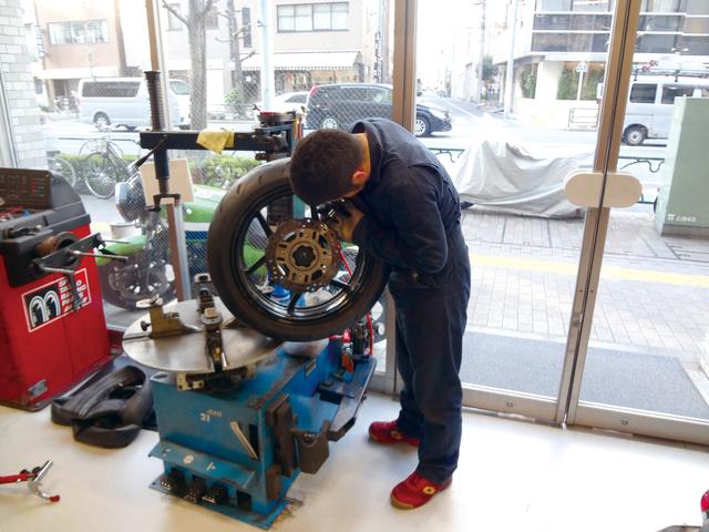 画像: タイヤの交換作業は豊富な経験を持つ専門ショップに任せるのが安心。このクラスはバランス取りも重要なので、専用の機械を備えたショップを選ぼう。