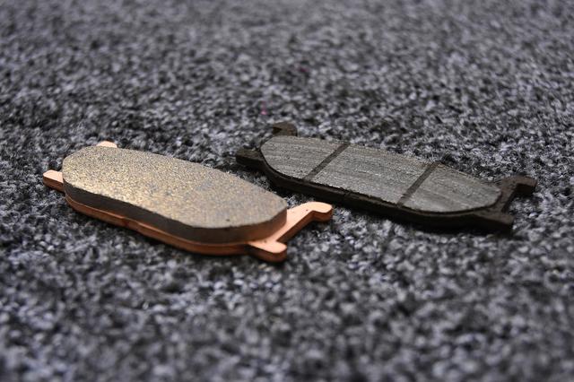 画像: 右が古いパッド もうパッド面、ありませんw 左が新品です