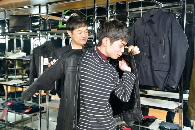 画像: 今回は北山高志ゼネラルマネージャーに、コーディネートをお願いしました。もちろんお客さんの好みや、乗っているバイクなどに応じて、対応して頂けるんです。