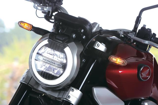 画像: 伝統的な丸形LEDヘッドライトをモダンにデザイン。ロービームとハイビームの間にはHONDAロゴのプレートがアクセントとして入る。