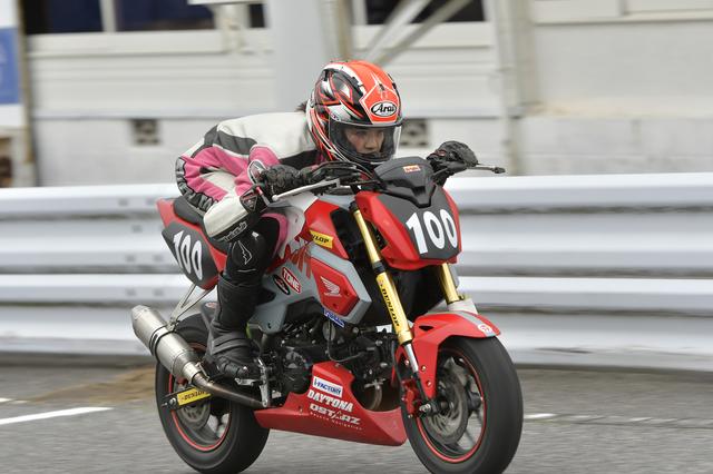 画像: 【梅本まどか】 SKE48時代を経て、現在はバイクやクルマなどのメディアやイベントで活躍中。愛車の真っ黒なCB400SF(VTEC III)は街乗りからツーリングまでフル回転。最近は名古屋の自宅から、東京の編集部まで、普通に乗ってくるようになりました(給油以外は止まらないそうです)。