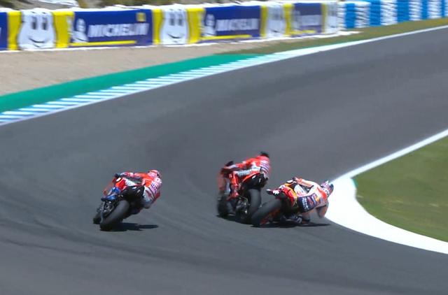 画像: motogp.comより インに寄りすぎたロレンソ(中央)、衝突をギリで避けようとリアがすべったペドロサ(右) このあとの動きは…↓