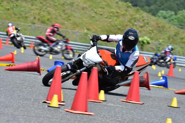 画像: B級1位 関根選手&NSR250R 1分24秒307