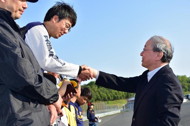 画像: 当日はMFJの大島裕志会長も来場、表彰式ではプレゼンターとして各クラスのウイナーを祝福していた。