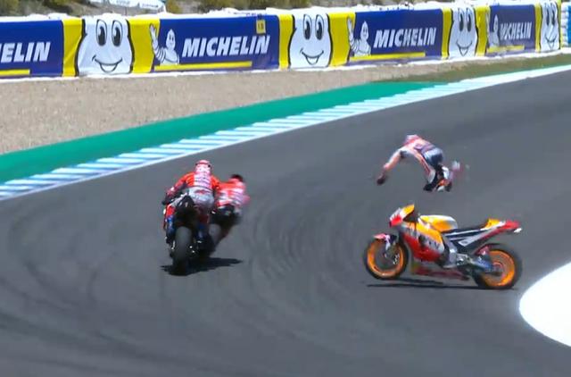 画像: 写真=motogp.com ロレンソと衝突、ハイサイドで投げ出されるペドロサです