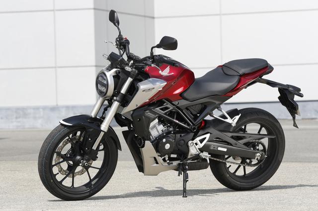 画像: CB1000Rを頂点とする「ネオスポーツカフェ」シリーズ共通のスタイリングイメージを採用。シャープなラジエターシュラウドやアンダーカウルは金属の素材感を活かしたシルバー仕上げだ。