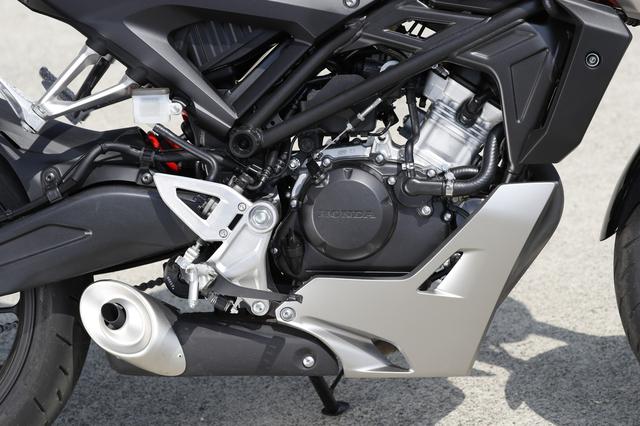 画像: ●最高出力:13PS/10000rpm ●最大トルク:1.0kg-m/8000rpm あえてSOHCを採用して中回転域でのトルク特性を重視、扱いやすさを優先した仕上がりとした 水冷シングルユニット。パワーは13PSだがビギナーにも優しいエンジンだ。
