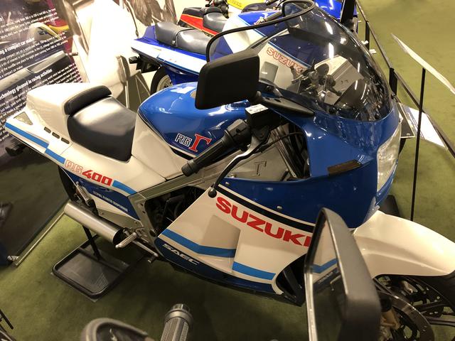 画像: RG400γ 昔家にあったのを覚えています!オイルで車庫の壁が水玉模様でした(笑) 2ストロークのオイルの匂いってほんといい匂いしますよね(笑)